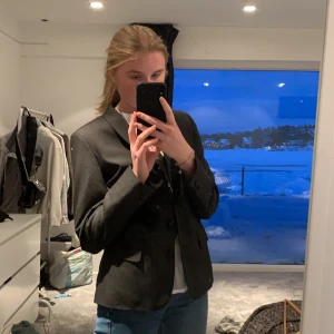 Kavaj/blazer  - Super snygg, står ingen storlek men jag är mellan S/M, väldigt bekväm, säljes för 200kr