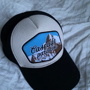 Keps - Intressekoll på en jättefin keps som är använd 1 gång därav i nyskick!! Frakt tillkommer Justerbar👍🏼 BUD: 220