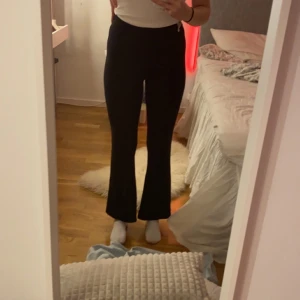 gina tricot yoga pants - säljer dessa supersköna yogabyxor från gina tricot i stretchigt material, nyskick och fåtal gånger använda. köparen står för frakten, meddela mig om du har frågor eller är intresserad.