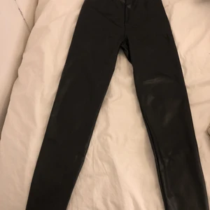 Skinbyxor H&M - Skinbyxor använd 1 gång från H&M, i nytt skick