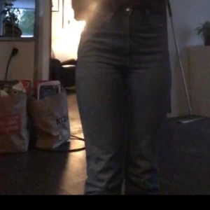 Slim MOM-jeans - Fina MOMjeans som tyvärr har blivit för små!så den första bilden är från en gammal video! Det är råa kanter! Köparen betalar frakt, frakten är ej inräknad i priset💕