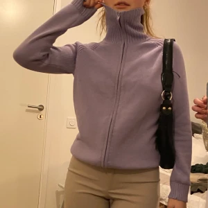 Zip up tröja i lila 💞 - Jag på bilden är S. Frakt på 62 eller så möts vi på söder!!💓