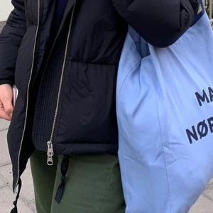 mads nørgaard väska - supersnygg ljusblå mads nørgaard tote bag köpt på vallgatan för ett år sen, och använd mycket sparsamt ! nypris 400kr fråga på om det är ngt ! :) färgen syns bäst på dem två första bilderna ☺️ buda från 150 kr i kommentarerna om ni är intresserade på riktigt! (exkl frakt)