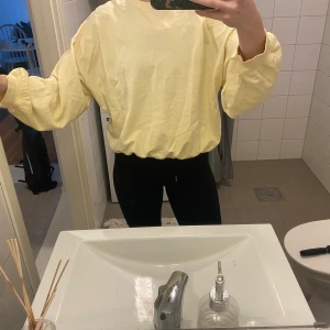 Collage tröja - Gul collage tröja med ballongärmar. Jättefin gul färg och sparsamt använd. Storlek 40, men skulle säga att den är mer som en 38
