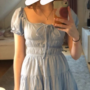 Söt ljusblå klänning - En söt ljusblå klänning från Shein. Aldrig använd. Har band i där uppe som man kan knyta som jag gjort på bilden.                        Frakt ingår inte. Buda i kommentarerna för det är flera som är intresserade! 