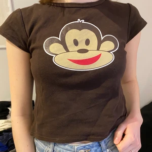 Brun baby tee - Köpt i london på 90-talet. Superskick! Säljer endast vid bra bud, buda i kommentarerna 🥰 högsta bud just nu: 200 kr + frakt