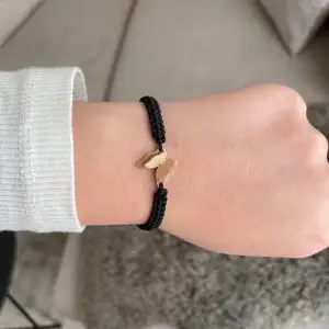 Så gulligt armband som är justerbart alltså passar alla storlekar ! 🦋💗