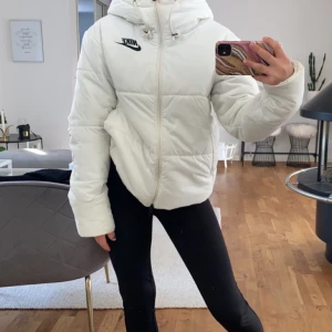 Vit Nike jacka  - Säljer min fina vita Nike jacka i superbra skick köpt på stadium 900kr säljer för 280kr knappt använd,köparen strå för frakten