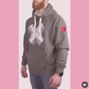 Quarterbackfactory - Helt nu hoodie från quarterback factory. Lapparna kvar. Oanvänd, som sagt helt ny. Det är en storlek s men passar perfekt på en m. Jätte mjuk och skön!!