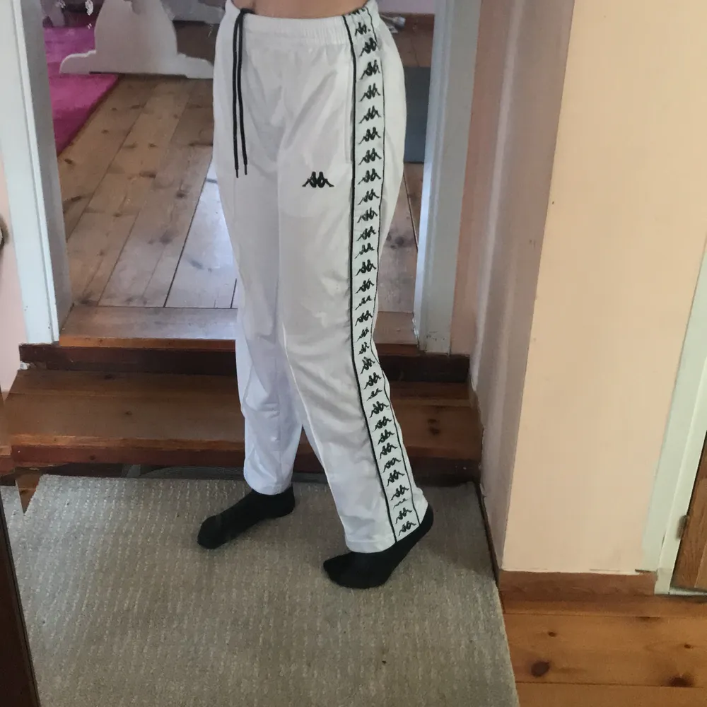 Fina tracker pants från kappa. Byxorna är endast testade men kmr inte till användning:( jag är 167 cm lång. Strl S men skulle lätt passa XS (150kr +frakt)🥰🥰 . Jeans & Byxor.