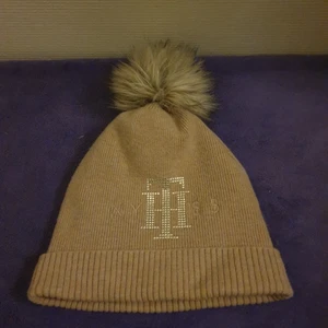 Tommy hilfiger mössa - Tommy hilfiger mössa, knappt använd. One size men är rätt liten/smal i passformen. Köpt för ett bra tag sen. Nypris 800 kr