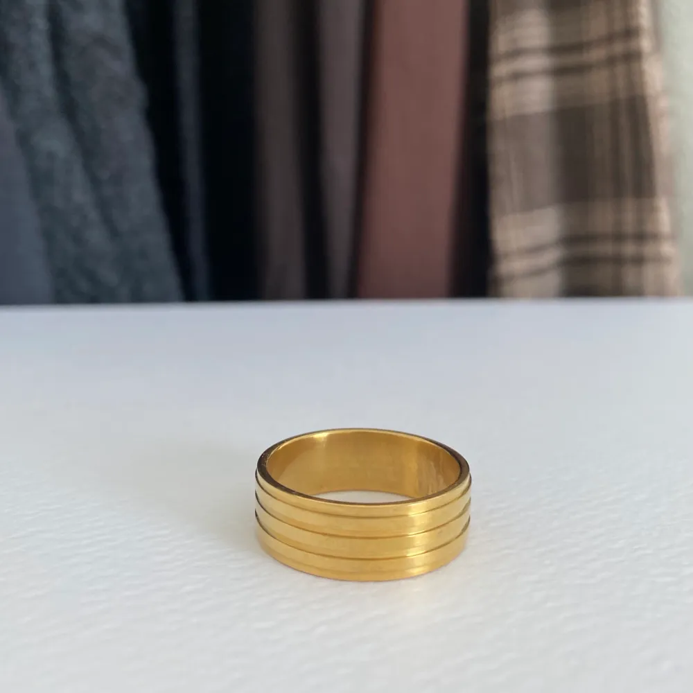 Säljer en helt ny guldig ring!! Aldrig använd eftersom den är för stor på mig, ROSTFRI!. Accessoarer.
