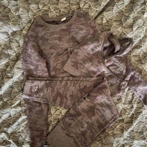 Gymshark set  - Säljer en gymshark set för 549kr den nya uppsättningen kostar 1500kr Storlek; XL