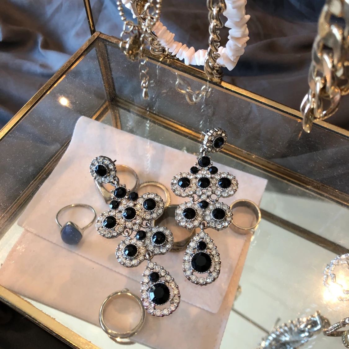 Lily and rose inspirerande örhängen