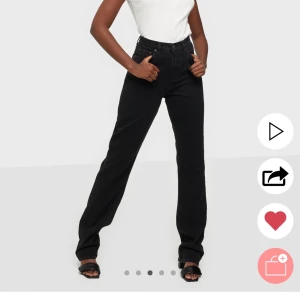 Straight Denim black  - Sjuuuukt snygga svart gråa straight jeans från Nelly. Säljer pga passar inte min längd 💙