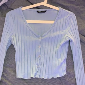 Tröja  - Jättefin ljusblå tröja från SHEIN. Storlek M (liten i storleken så mer som en S) , användt fåtal gånger. Finns inga slitningar eller liknande. pris: 60kr + Frakt 