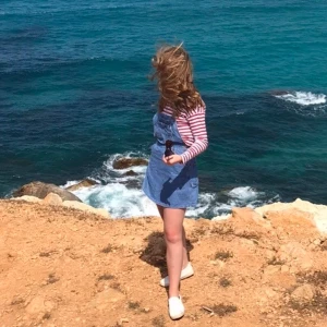 Hängselklänning i jeans - Säljer nu mitt föredetta favoritplagg, en hängselklänning i jeansmaterial!❤️ Klänningen är i superfint skick utan defekter. 