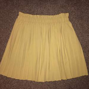 söt gul kjol i storlek S men midjan är stretchig så passar även M. köpt i Spanien 2019 och använd fåtal gånger och därav i fint skick. skriv för fler bilder