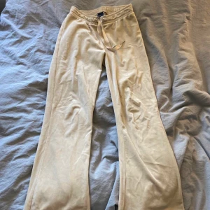Mjukisbyxor - Beige mjukis från fina tricot, har storlek S och XS🌺