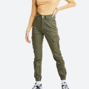 Millitär byxor - Säljer ett par KNAPPT använda millitär byxor från Bik bok storlek 36!! Mycket snygga 