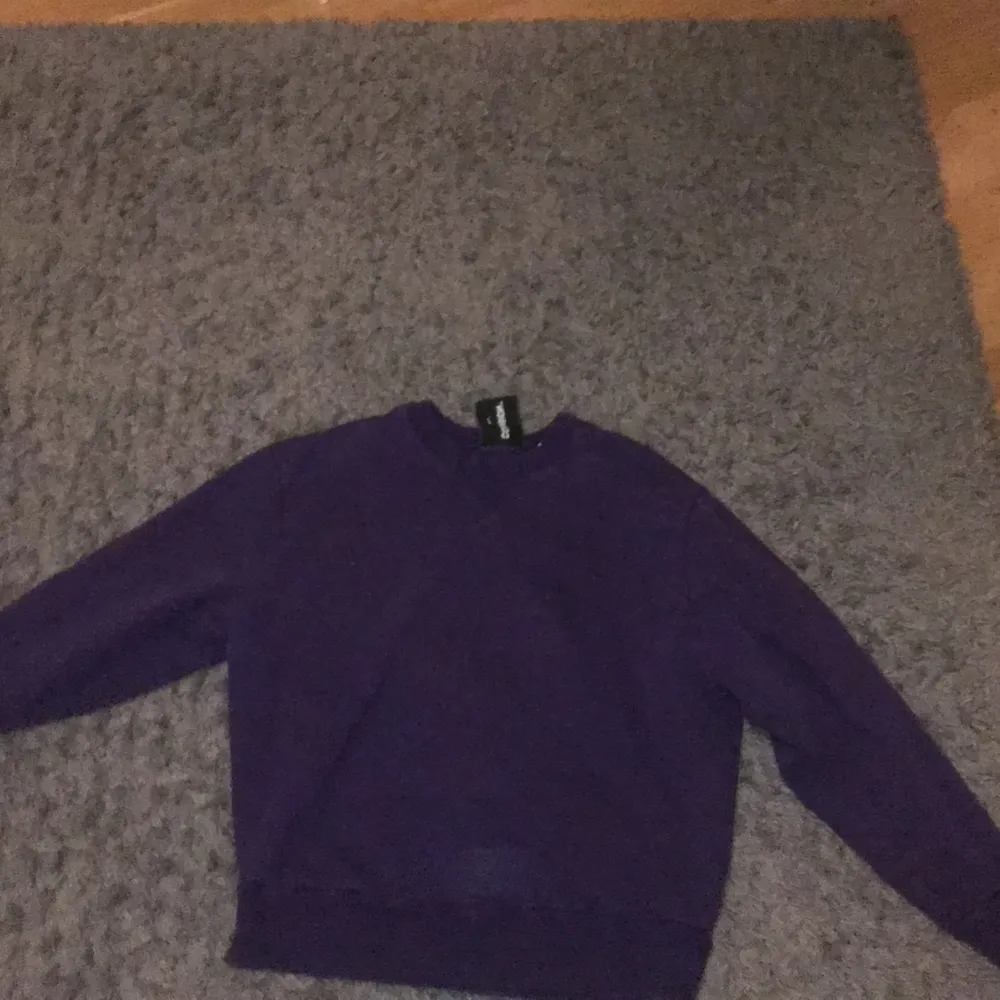 Säljer denna lila sweatshirt då jag inte får någon användning för den❤️ den är i storlek s men skull någ passa xxs - m. Köparen står för frakt ❤️. Neuletakit & Villapaidat.