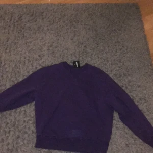 Lila sweatshirt  - Säljer denna lila sweatshirt då jag inte får någon användning för den❤️ den är i storlek s men skull någ passa xxs - m.  Köparen står för frakt ❤️