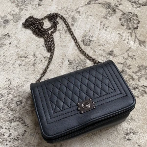 Svarta väska - En svart liten väska med rött innuti, svart/ metall kedja, tung kedja. 