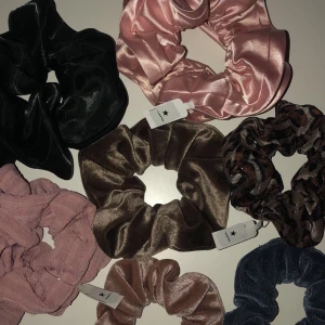 Scrunchies från glitter!! - Säljer sju stycken scrunchies som är köpta på glitter. De är oandvända och många har lappen kvar! 💞