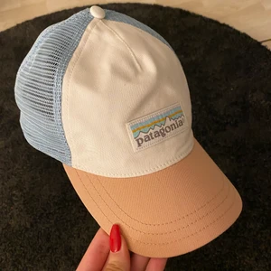 Patagonia Keps strl Alla - Jätte fin patagonia keps i pastell rosa, blå och vit, fint skick då jag aldrig använt den utan bara testat, nypris ca 400. Storek Alla då man kan ändra hur man vill ha den där bak💕💕💕 pris kan diskuteras