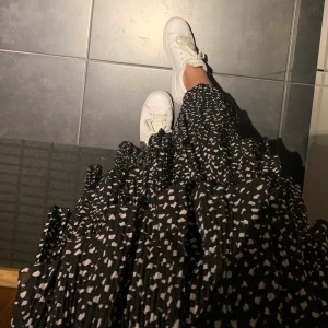 Kjol - Fin kjol i midi-längd. Mönstrad och lite plisserad🖤 passar till allt och använd bara någon gång. Köpt i Australien🦘💛 storleken kallas s/m men skulle nog säga att den passar xs/s mer (resårband i midjan) 