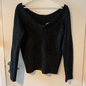 Off -shoulder tröja  - Grå off-shoulder tröja från Hm. Frakt kan tillkommer 🌙