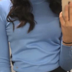 Blå polotröja - En polotröja i en jättefin pastell blå färg, aldrig använd i strl S från Holly & White Lindex. Köpt för 299:-, säljer för 80:-.