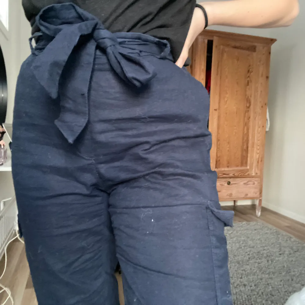 Ett par jätte fina blåa linne byxor med knyte i midjan och ficka på låret. Är lite korta på mig som är 170 cm. Byxorna är köpta på zara i storlek s. 50kr + frakt . Jeans & Byxor.