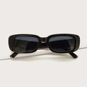 Solglasögon - Helt nya svarta solglasögon från shein                                    BUDGIVNING!!                                                                             Buda i kommentera! Budgivningen avslutas 14/2 