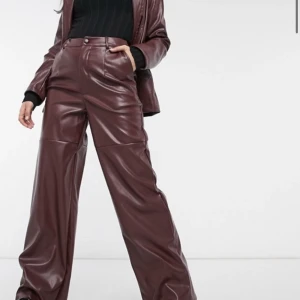 Bruna skinnbyxor - Asballa bruna raka skinnbyxor, köpta på Asos, märket missguided🤎som ett par helt nya byxor då de knappast kommit till användning, pga ej min stil