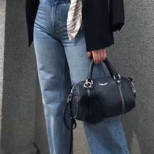 Monki jeans  - Monki Yoko jeans i strl 31, knappt använda pga fel storlek😩.   Super fina, skicka för fler bilder, köparen står för frakten💓