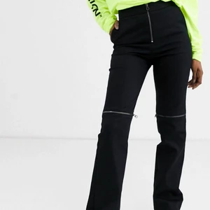 Byxor med dragkedja - Byxor med dragkedja fram från COLLUSION, storlek 38:))