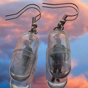 Piller örhängen - Nickelfria örhängen med piller i, 20 för dom med par och 15 för dom som inte matchar :)