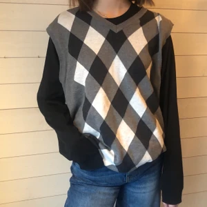 Stickad väst - Stickad väst Färg: grå/vit/svart Storlek: XL men modellen är S Fler bilder? Kontakta oss!