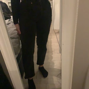 Vintage  Levis jeans - Perfekta jeansen som är i en urtvättad svart färg som också har slitning där nere.