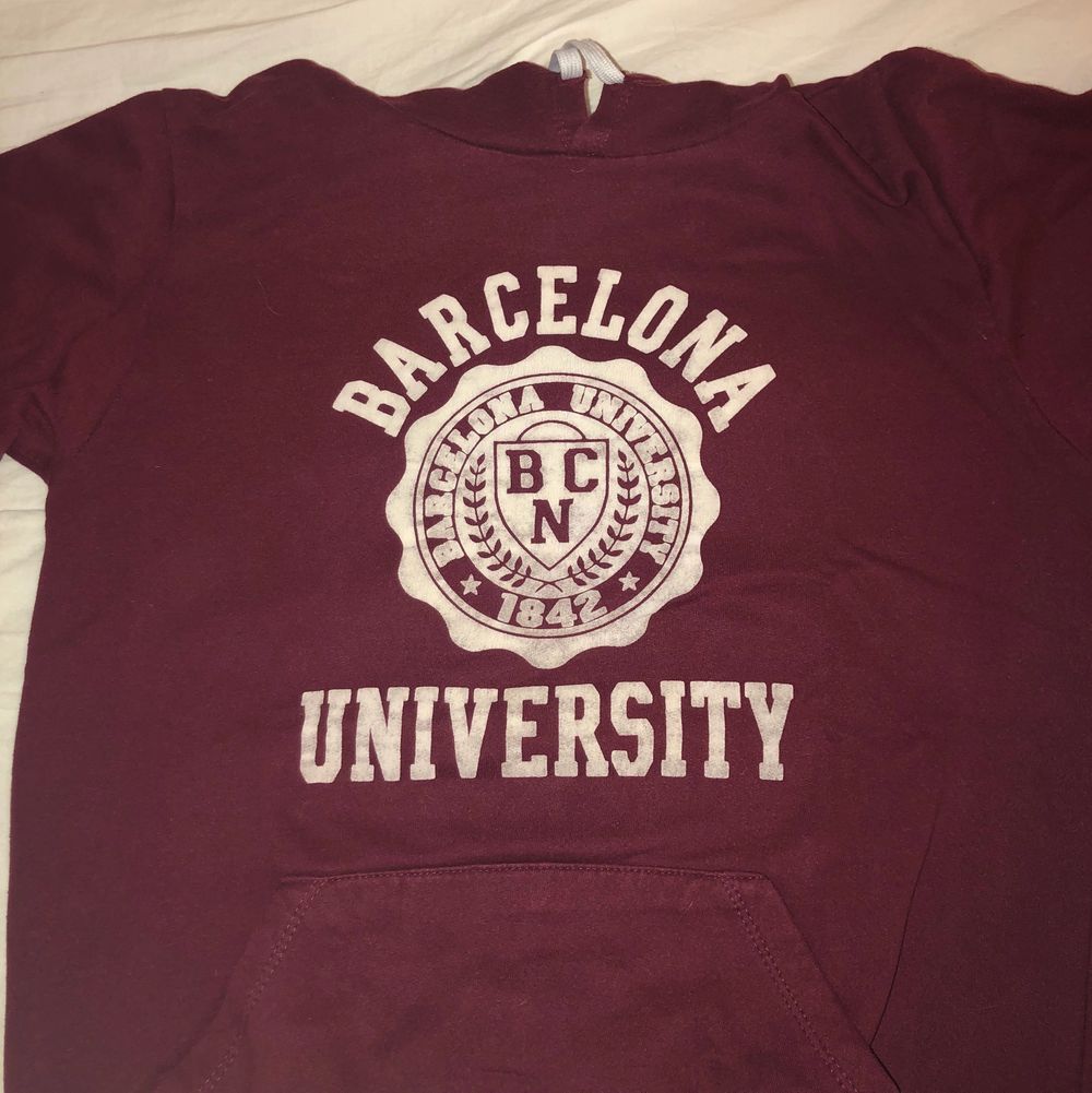 En fin, vintage, vinröd hoodie som det står Barcelona University på. Använd några gånger men är lite liten nu och jag använder den inte så ofta. Väldigt fint, tjockt material. Finns ett litet hål på vänstra armen längst ner men det kan man fixa. . Huvtröjor & Träningströjor.