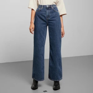 Weekday Ace Jeans i Ohio Blue  - Weekdays jeans i färgen Ohio Blue (färgen säljs inte längre). Har två par, i storlek 28/30 och 29/30 - säljer pga för stora för mig. De är i bra skick! 