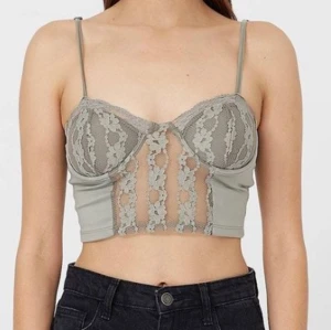 Corset topp  - Grön spets corset topp från stradivarius. Strl m men passar S, även xs.🤎