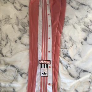 Adidas byxor - Rosa adidas byxor sparsamt använda.