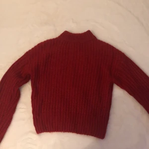 Röd stickad tröja fr hm - Säljer den här jättefina röda stickade tröjan. Bara använd fåtal gånger nypris 299kr 