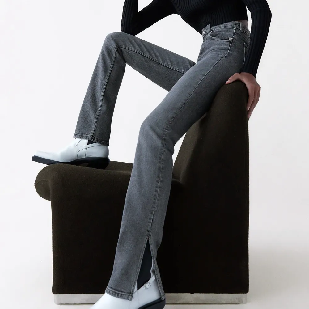 Skitsnygga jeans från zara i tvättad svart färg! Har en slits på utsidan😍 passar 36-38 tycker jag❤️ skriv för fler bilder eller frågor!💋💋. Jeans & Byxor.