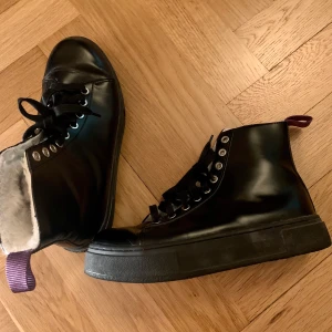 Eytys - Säljer fina eytyskängor i skinn storlek 38 (24,5cm). Köpta på Tradera men tyvärr för små för mig. Aldrig använda av mig och väldigt sparsamt använda totalt sett.   Hämtas centralt i Göteborg eller skickas mot fraktkostnad!