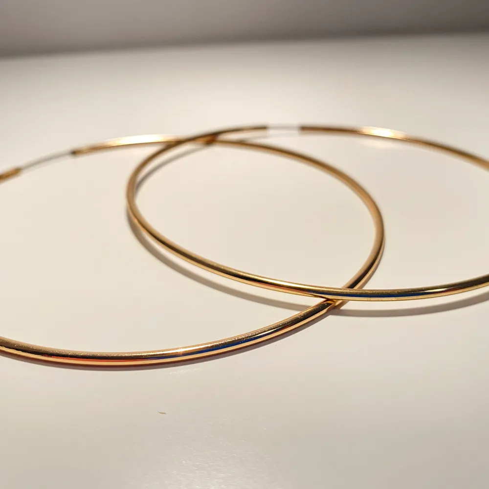 Superfina ring-örhängen som inte kommer till användning. Det är ganska stora ringar med en diameter på ungefär 9cm. Accessoarer.