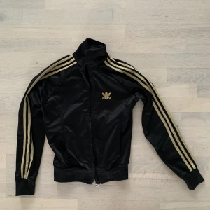 Adidas jacka med guldstripes - Nyskick