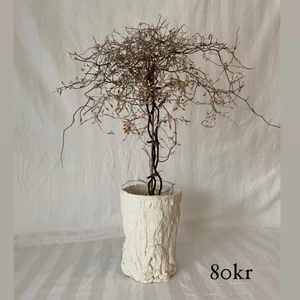 Kruka med spackel ✨ - Hej allihopa!✨ Vi är ett uf-företag som köper in inredningsdetaljer second hand för att göra om dom till en ny, modern produkt 🤍  Vi bidrar till en bättre miljö samtidigt som vi ger dig den där extra känslan i hemmet ✨🤍 frakt tillkommer.